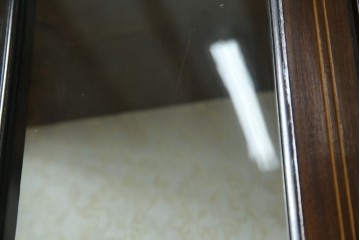 イギリスアンティーク　繊細なデザインの象嵌が美しいマホガニー材製キャビネット　(R-065906)