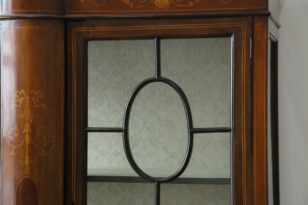 イギリスアンティーク　繊細なデザインの象嵌が美しいマホガニー材製キャビネット　(R-065906)