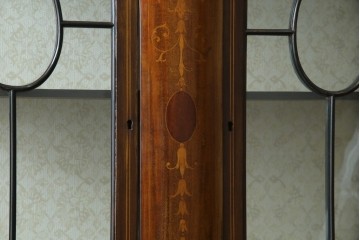 イギリスアンティーク　繊細なデザインの象嵌が美しいマホガニー材製キャビネット　(R-065906)