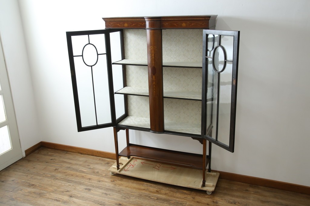 イギリスアンティーク　繊細なデザインの象嵌が美しいマホガニー材製キャビネット　(R-065906)