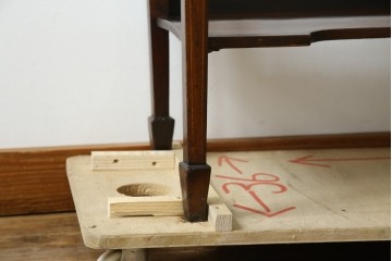 イギリスアンティーク　繊細なデザインの象嵌が美しいマホガニー材製キャビネット　(R-065906)