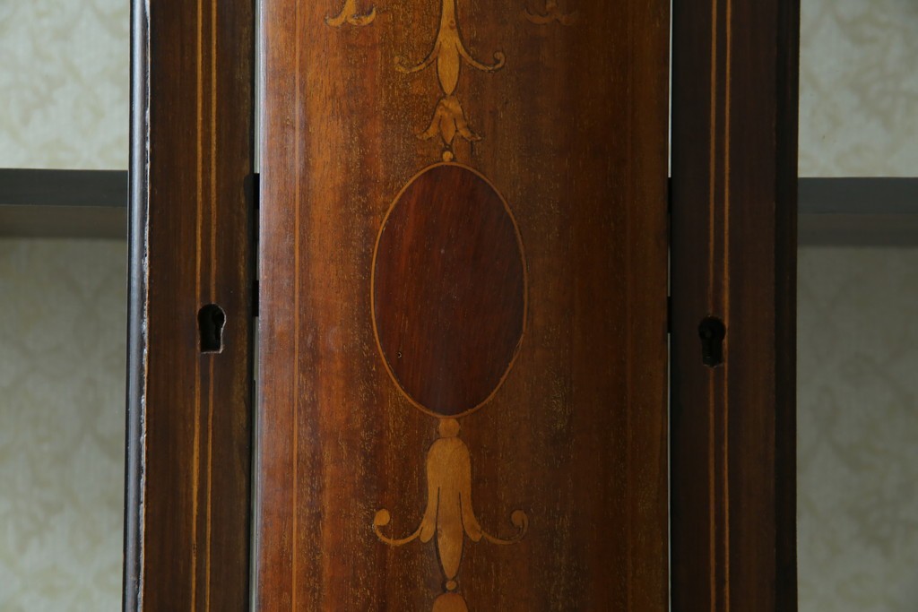 イギリスアンティーク　繊細なデザインの象嵌が美しいマホガニー材製キャビネット　(R-065906)