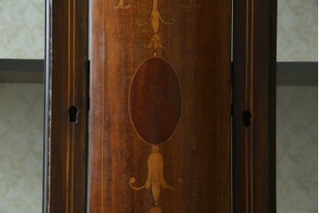 イギリスアンティーク　繊細なデザインの象嵌が美しいマホガニー材製キャビネット　(R-065906)