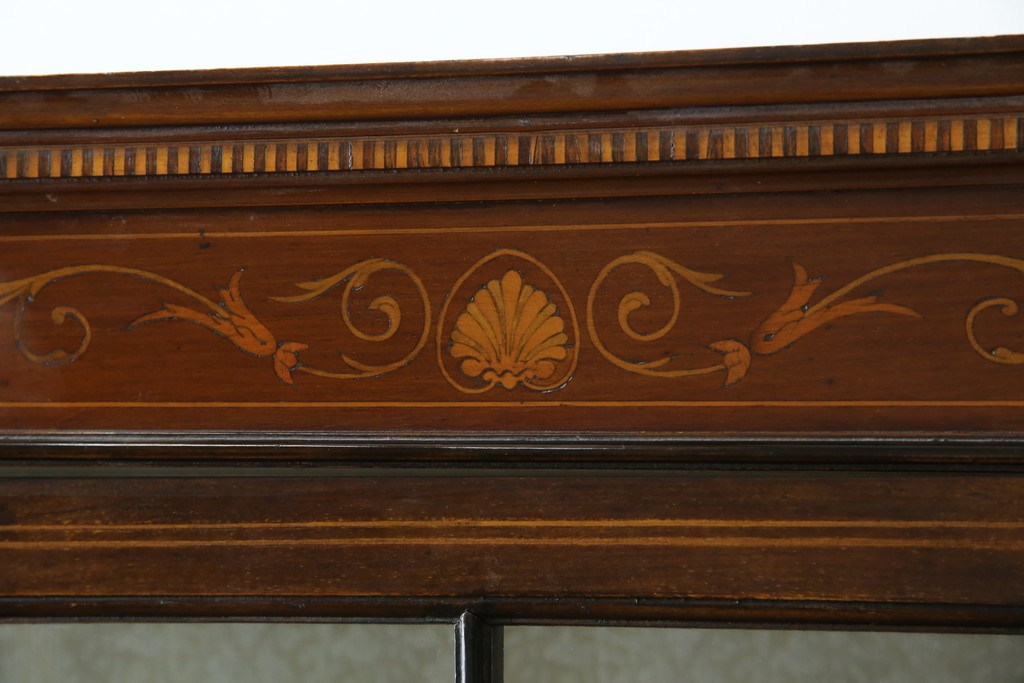 イギリスアンティーク　繊細なデザインの象嵌が美しいマホガニー材製キャビネット　(R-065906)