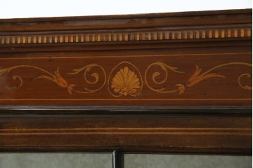 イギリスアンティーク　繊細なデザインの象嵌が美しいマホガニー材製キャビネット　(R-065906)