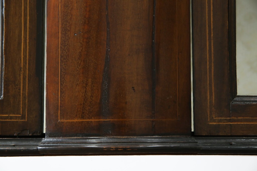 イギリスアンティーク　繊細なデザインの象嵌が美しいマホガニー材製キャビネット　(R-065906)