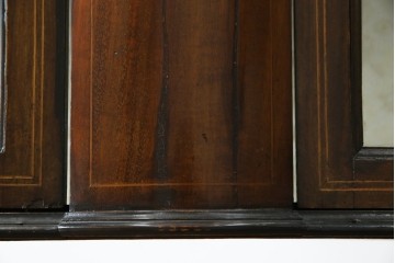 イギリスアンティーク　繊細なデザインの象嵌が美しいマホガニー材製キャビネット　(R-065906)