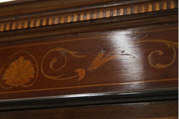 イギリスアンティーク　繊細なデザインの象嵌が美しいマホガニー材製キャビネット　(R-065906)