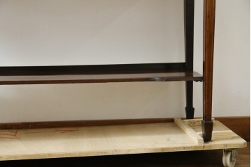 イギリスアンティーク　繊細なデザインの象嵌が美しいマホガニー材製キャビネット　(R-065906)