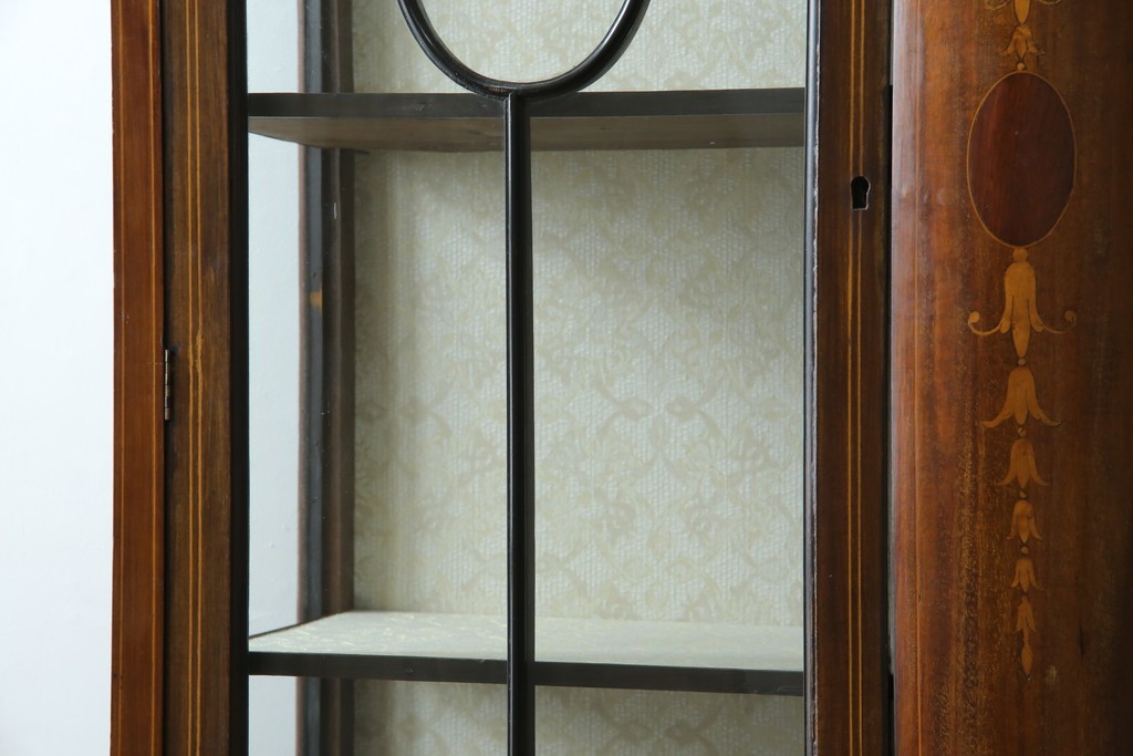 イギリスアンティーク　繊細なデザインの象嵌が美しいマホガニー材製キャビネット　(R-065906)