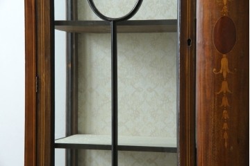 イギリスアンティーク　繊細なデザインの象嵌が美しいマホガニー材製キャビネット　(R-065906)