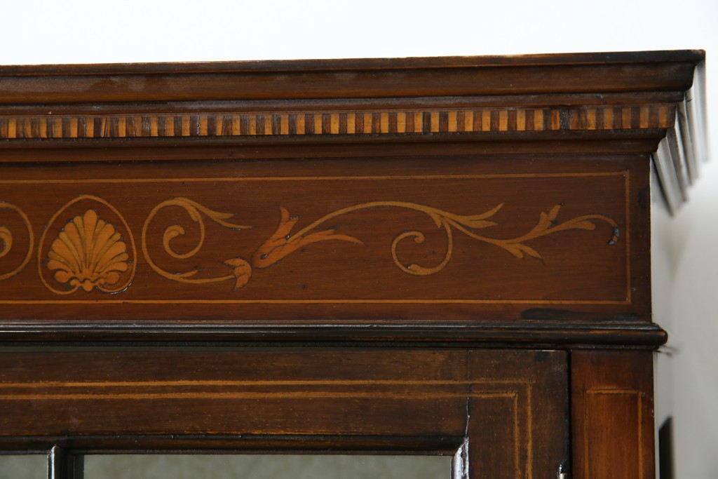 イギリスアンティーク　繊細なデザインの象嵌が美しいマホガニー材製キャビネット　(R-065906)