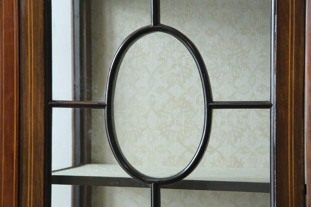 イギリスアンティーク　繊細なデザインの象嵌が美しいマホガニー材製キャビネット　(R-065906)