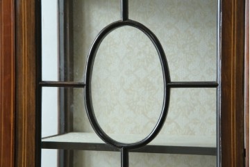 イギリスアンティーク　繊細なデザインの象嵌が美しいマホガニー材製キャビネット　(R-065906)