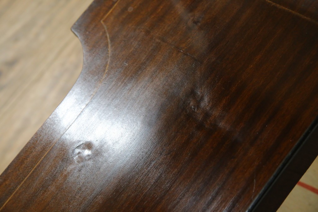 イギリスアンティーク　繊細なデザインの象嵌が美しいマホガニー材製キャビネット　(R-065906)