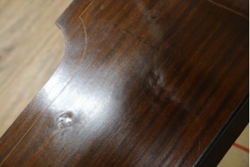 イギリスアンティーク　繊細なデザインの象嵌が美しいマホガニー材製キャビネット　(R-065906)