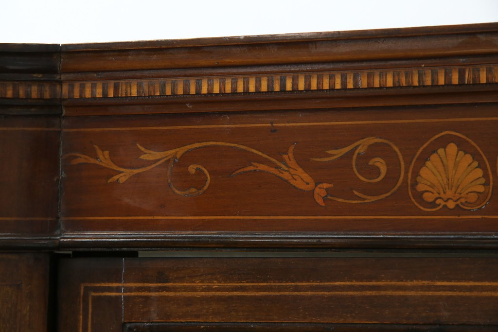 イギリスアンティーク　繊細なデザインの象嵌が美しいマホガニー材製キャビネット　(R-065906)