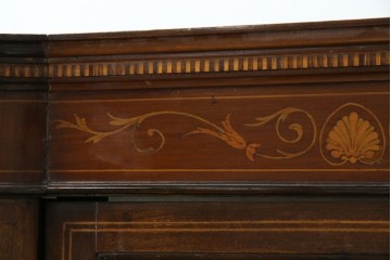 イギリスアンティーク　繊細なデザインの象嵌が美しいマホガニー材製キャビネット　(R-065906)