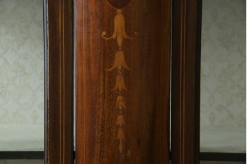 イギリスアンティーク　繊細なデザインの象嵌が美しいマホガニー材製キャビネット　(R-065906)