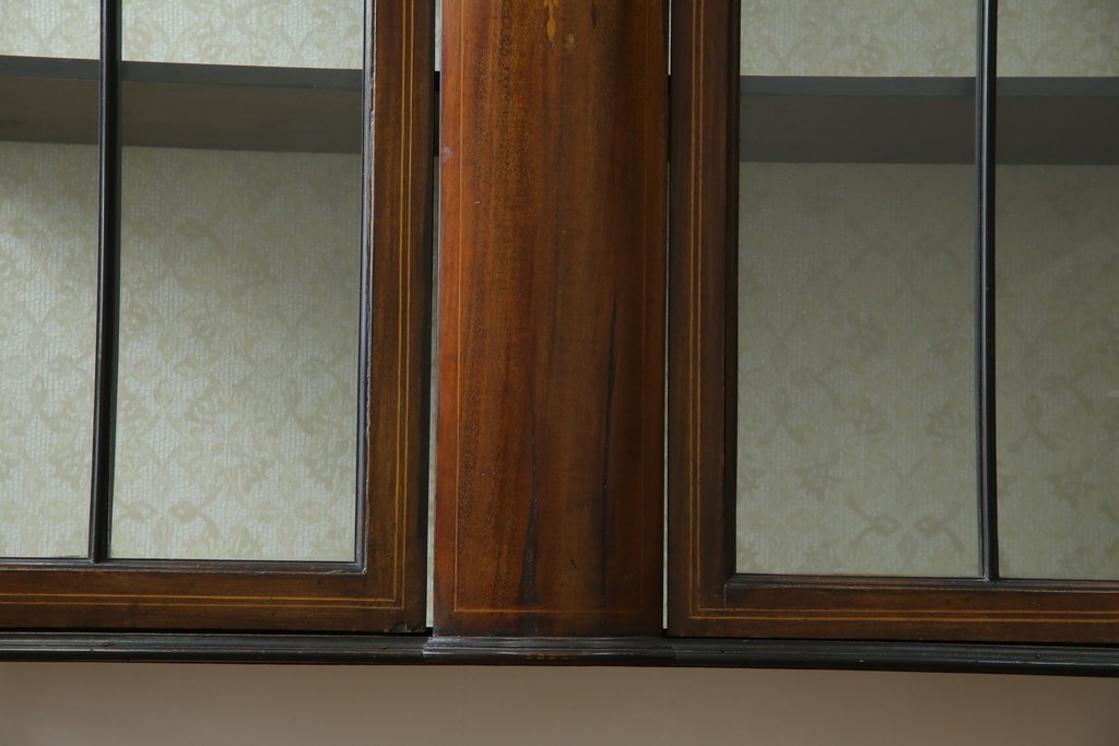 イギリスアンティーク　繊細なデザインの象嵌が美しいマホガニー材製キャビネット　(R-065906)