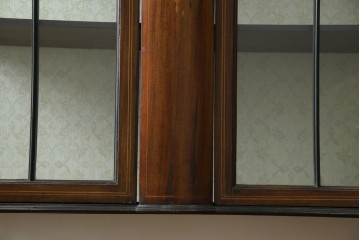 イギリスアンティーク　繊細なデザインの象嵌が美しいマホガニー材製キャビネット　(R-065906)