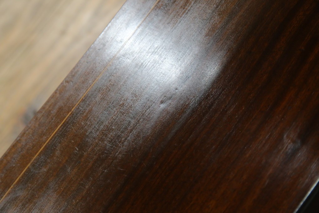 イギリスアンティーク　繊細なデザインの象嵌が美しいマホガニー材製キャビネット　(R-065906)