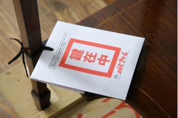 イギリスアンティーク　繊細なデザインの象嵌が美しいマホガニー材製キャビネット　(R-065906)