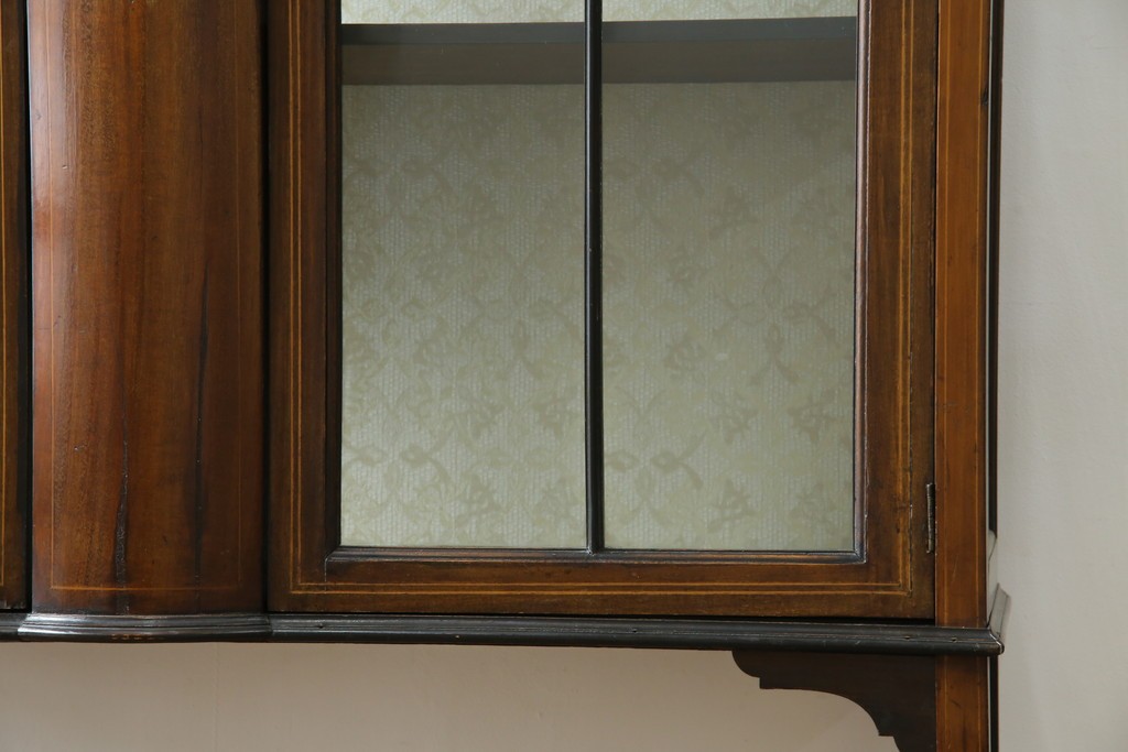 イギリスアンティーク　繊細なデザインの象嵌が美しいマホガニー材製キャビネット　(R-065906)