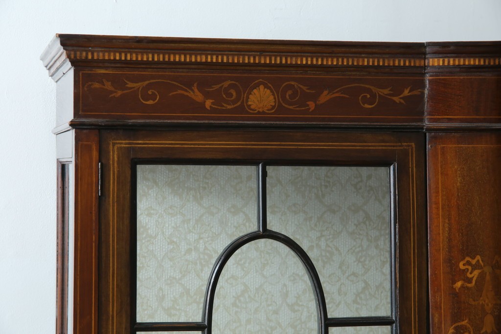 イギリスアンティーク　繊細なデザインの象嵌が美しいマホガニー材製キャビネット　(R-065906)