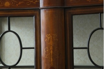 イギリスアンティーク　繊細なデザインの象嵌が美しいマホガニー材製キャビネット　(R-065906)