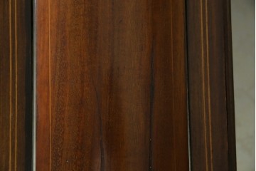 イギリスアンティーク　繊細なデザインの象嵌が美しいマホガニー材製キャビネット　(R-065906)