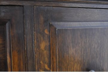 イギリスアンティーク　オーク材　引き出しの凝ったデザインが目を引くサイドボード(サイドキャビネット、収納棚、戸棚、引き出し、英国)(R-065907)