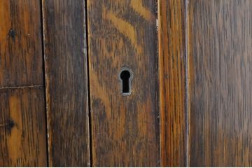 イギリスアンティーク　オーク材　引き出しの凝ったデザインが目を引くサイドボード(サイドキャビネット、収納棚、戸棚、引き出し、英国)(R-065907)