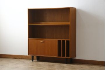 デンマークビンテージ　小振りなサイズが取り入れやすいチーク材製キャビネット(本棚、ブックシェルフ、飾り棚、収納棚、戸棚、ヴィンテージ、北欧)(R-065909)