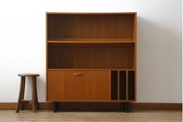 デンマークビンテージ　小振りなサイズが取り入れやすいチーク材製キャビネット(本棚、ブックシェルフ、飾り棚、収納棚、戸棚、ヴィンテージ、北欧)(R-065909)