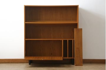 デンマークビンテージ　小振りなサイズが取り入れやすいチーク材製キャビネット(本棚、ブックシェルフ、飾り棚、収納棚、戸棚、ヴィンテージ、北欧)(R-065909)