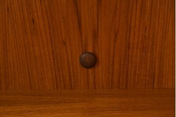 デンマークビンテージ　小振りなサイズが取り入れやすいチーク材製キャビネット(本棚、ブックシェルフ、飾り棚、収納棚、戸棚、ヴィンテージ、北欧)(R-065909)