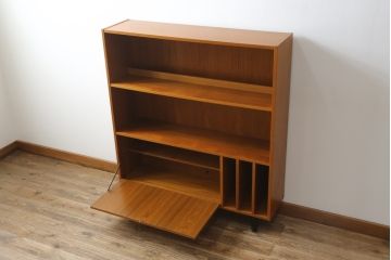 デンマークビンテージ　小振りなサイズが取り入れやすいチーク材製キャビネット(本棚、ブックシェルフ、飾り棚、収納棚、戸棚、ヴィンテージ、北欧)(R-065909)