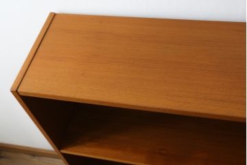 デンマークビンテージ　小振りなサイズが取り入れやすいチーク材製キャビネット(本棚、ブックシェルフ、飾り棚、収納棚、戸棚、ヴィンテージ、北欧)(R-065909)