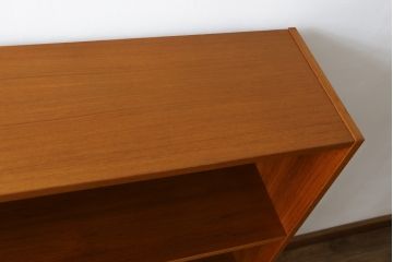 デンマークビンテージ　小振りなサイズが取り入れやすいチーク材製キャビネット(本棚、ブックシェルフ、飾り棚、収納棚、戸棚、ヴィンテージ、北欧)(R-065909)