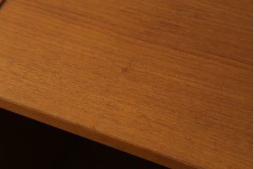 デンマークビンテージ　小振りなサイズが取り入れやすいチーク材製キャビネット(本棚、ブックシェルフ、飾り棚、収納棚、戸棚、ヴィンテージ、北欧)(R-065909)