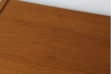 デンマークビンテージ　小振りなサイズが取り入れやすいチーク材製キャビネット(本棚、ブックシェルフ、飾り棚、収納棚、戸棚、ヴィンテージ、北欧)(R-065909)