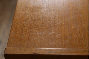 デンマークビンテージ　小振りなサイズが取り入れやすいチーク材製キャビネット(本棚、ブックシェルフ、飾り棚、収納棚、戸棚、ヴィンテージ、北欧)(R-065909)