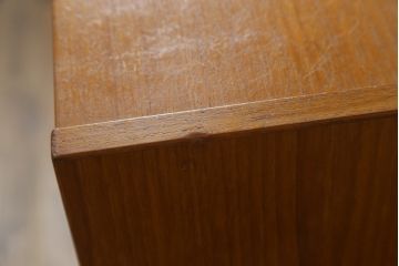 デンマークビンテージ　小振りなサイズが取り入れやすいチーク材製キャビネット(本棚、ブックシェルフ、飾り棚、収納棚、戸棚、ヴィンテージ、北欧)(R-065909)