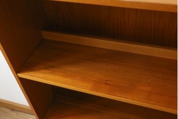 デンマークビンテージ　小振りなサイズが取り入れやすいチーク材製キャビネット(本棚、ブックシェルフ、飾り棚、収納棚、戸棚、ヴィンテージ、北欧)(R-065909)