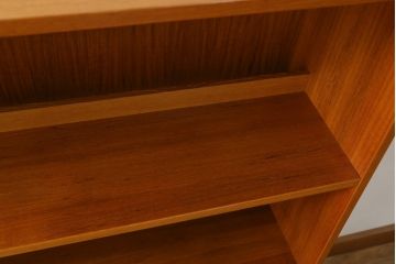 デンマークビンテージ　小振りなサイズが取り入れやすいチーク材製キャビネット(本棚、ブックシェルフ、飾り棚、収納棚、戸棚、ヴィンテージ、北欧)(R-065909)