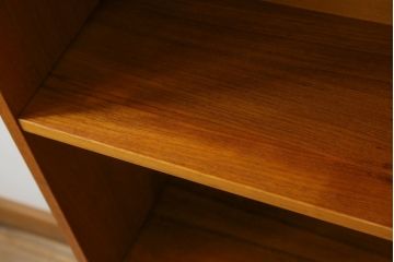 デンマークビンテージ　小振りなサイズが取り入れやすいチーク材製キャビネット(本棚、ブックシェルフ、飾り棚、収納棚、戸棚、ヴィンテージ、北欧)(R-065909)