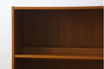 デンマークビンテージ　小振りなサイズが取り入れやすいチーク材製キャビネット(本棚、ブックシェルフ、飾り棚、収納棚、戸棚、ヴィンテージ、北欧)(R-065909)