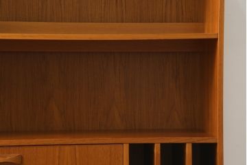 デンマークビンテージ　小振りなサイズが取り入れやすいチーク材製キャビネット(本棚、ブックシェルフ、飾り棚、収納棚、戸棚、ヴィンテージ、北欧)(R-065909)