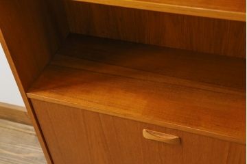 デンマークビンテージ　小振りなサイズが取り入れやすいチーク材製キャビネット(本棚、ブックシェルフ、飾り棚、収納棚、戸棚、ヴィンテージ、北欧)(R-065909)
